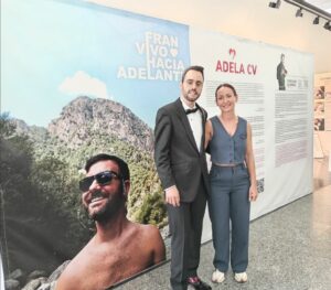 Christian Linzandra, organizador de la exposición, y Estrella Calabuig. directora de recursos humanos de Reciclamás.