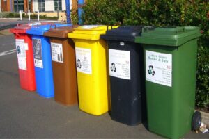 Identificados los materiales reciclables, debemos colocar contenedores de reciclaje en áreas convenientes de la oficina.