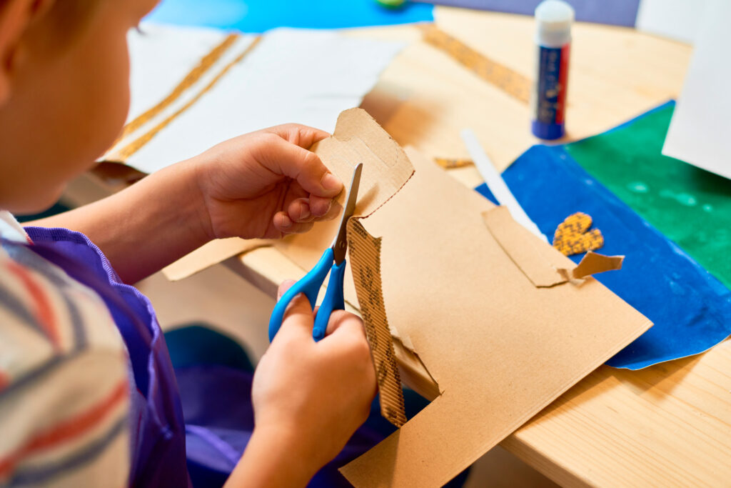 5-manualidades-con-material-reciclado-para-tu-clase--avión