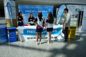 Reciclamás repartió obsequios realizados con material reciclable entre los estudiantes.