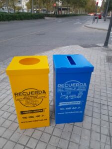 La colocación de las papeleras de reciclaje en los colegios es clave.