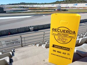 Ecopapelera amarilla de Reciclamás, en el GP de la Comunidad Valenciana 2023 de MotoGP.