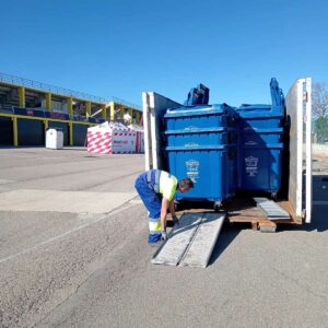 Descarga de contenedores azules de Reciclamás, en el GP de la Comunidad Valenciana 2023 de MotoGP.