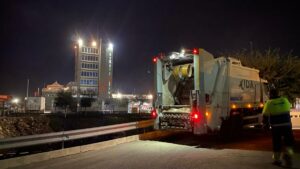 Camión recolector de Reciclamás, trabajando en el GP de la Comunidad Valenciana 2023 de MotoGP.