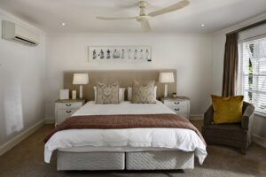 La integración de energías renovables en la operativa de un hotel sostenible es una estrategia clave.