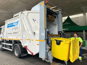 Camión recolector de Reciclamás para el transporte de residuos.