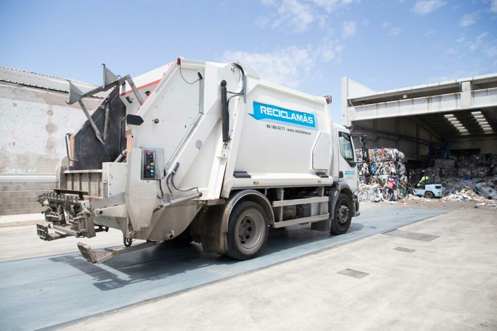 El primer paso de cómo funciona una planta de reciclaje es la recogida de basura con los camiones