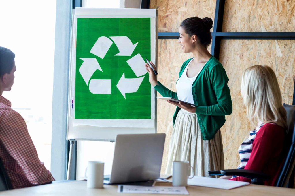 Si quieres conocer más ideas para reciclar en una empresa, las charlas y los talleres son una opción ideal.