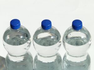 gestión de residuos contaminantes botellas de plástico PET