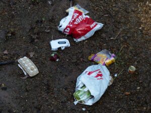 Restos de residuos comerciales esparcidos por el suelo.