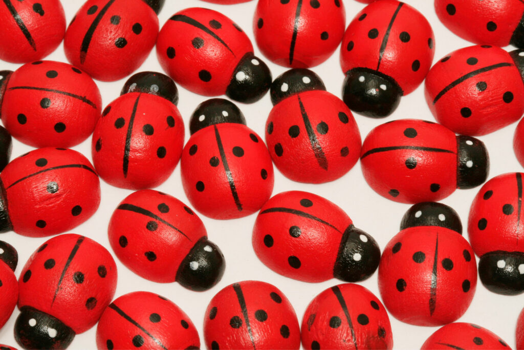 mariquitas-con-cjas-de-huevos-5-manualidades-con-material-reciclado-para-tu-clase