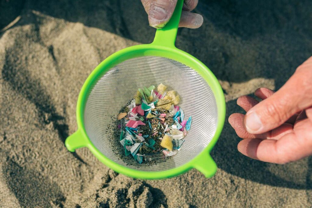 Si mencionamos las 4 consecuencias del plástico en el mar es importantísimo hacer referencia a la cantidad de microplásticos que podemos encontrar en nuestros mares y océanos.