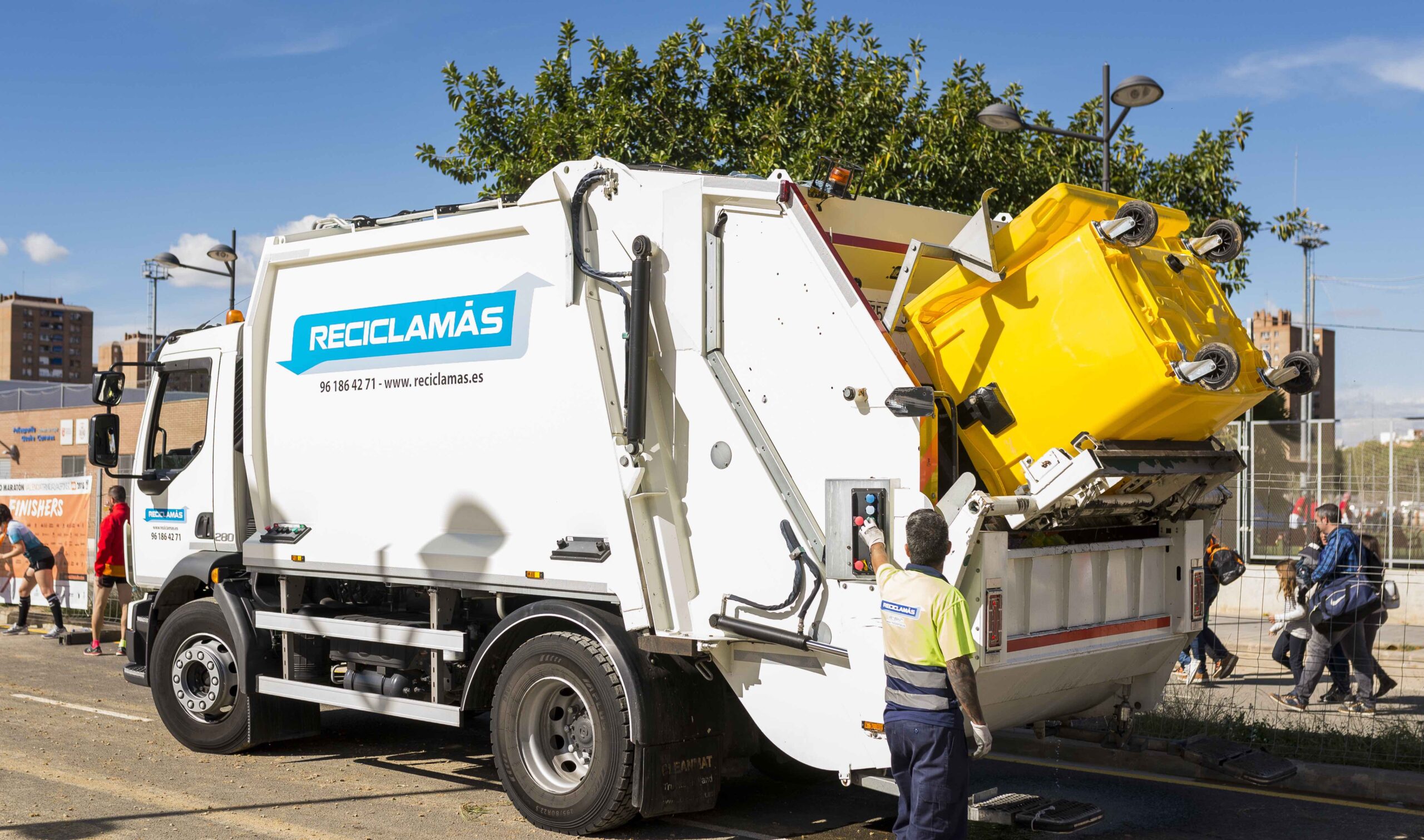 Camión de Reciclamás, con un contenedor de plástico.
