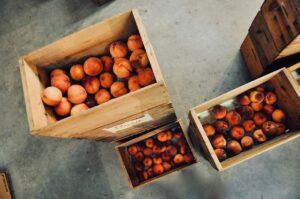 Además de para depositar fruta, las cajas de madera tienen otras muchas funciones en las empresas.