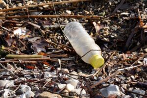 Reciclar las botellas de plástico es fundamental.