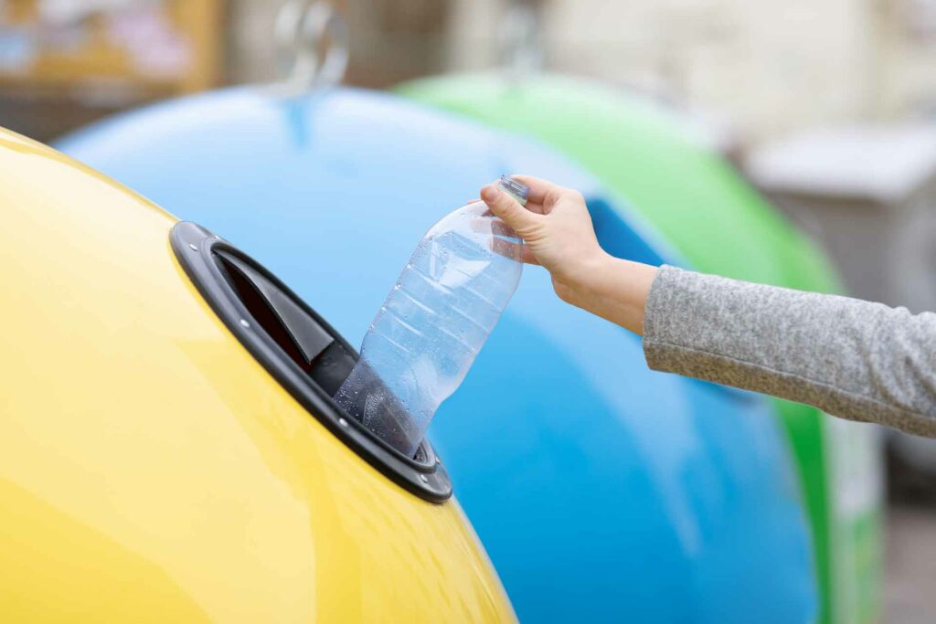 Una de las mejores ideas para reciclar en una empresa es saber a qué contenedor va cada residuo.