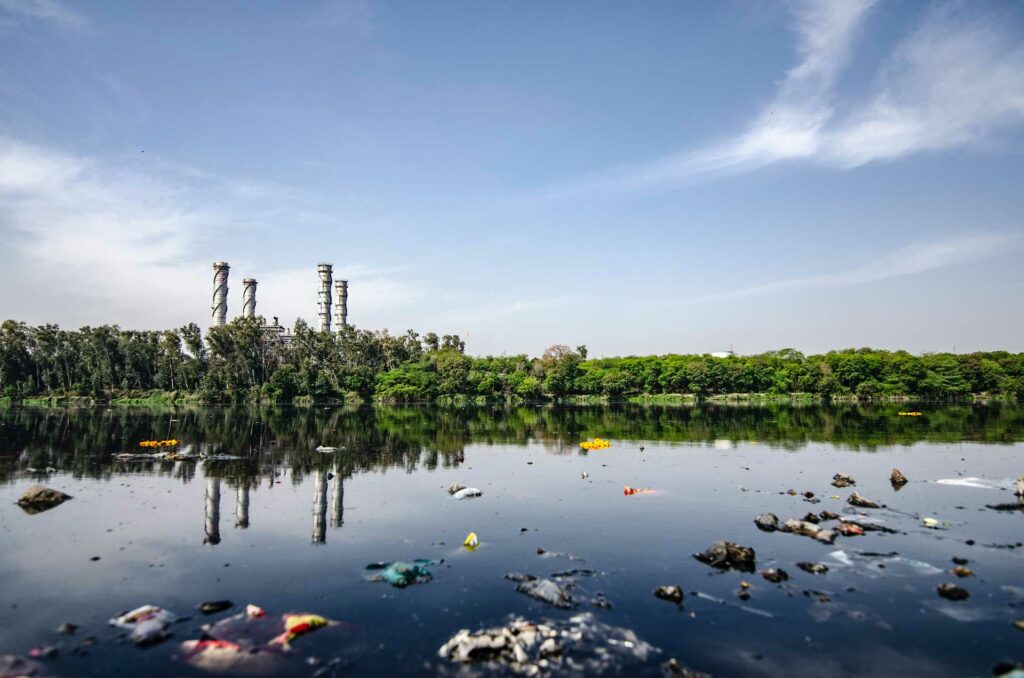 El principal peligro de los vertidos industriales en las aguas residuales es la contaminación del agua que nos llega a nuestros hogares.