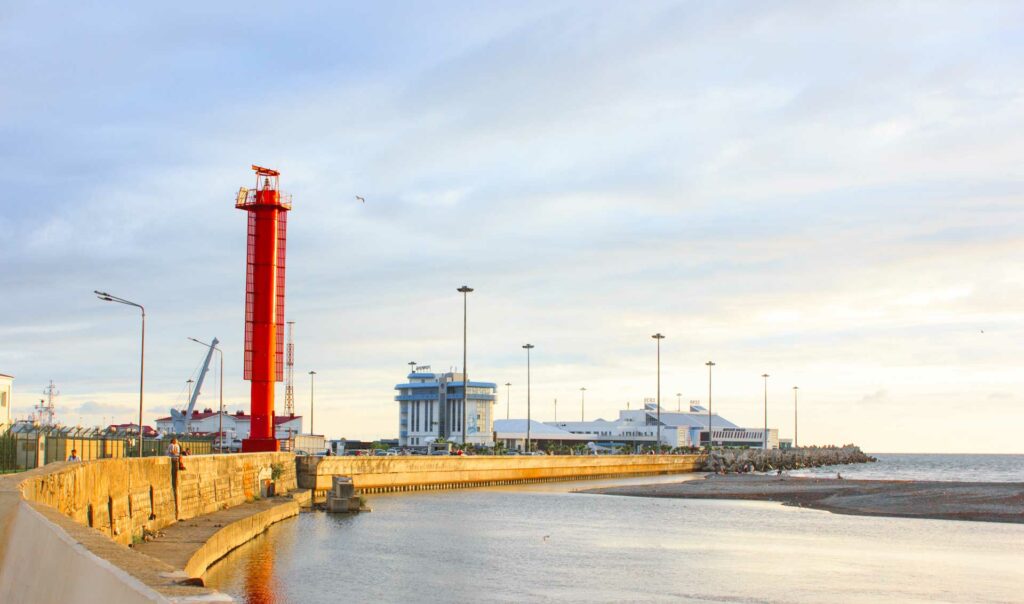 La playa del faro de Cullera ha sido cerrada en varias ocasiones por los vertidos industriales en las aguas residuales.