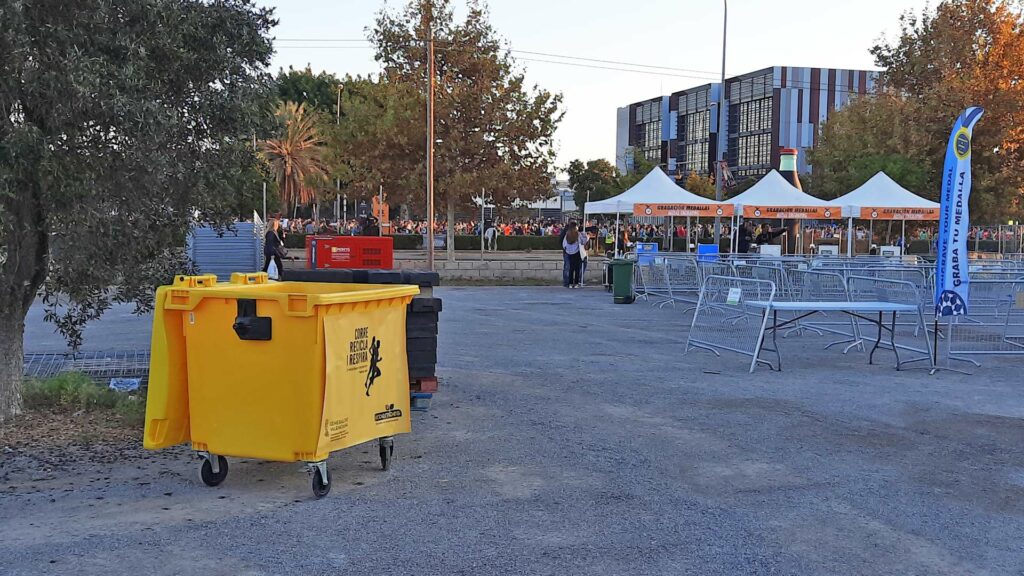 Contenedor amarillo Reciclamás en la Media Maratón Trinidad Alfonso de Valencia.