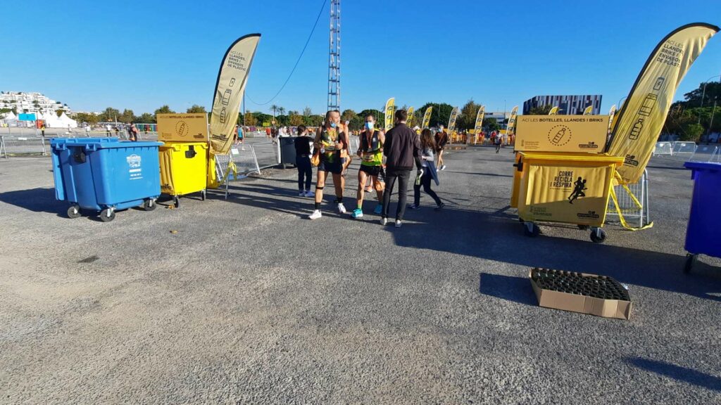 Contenedores azul y amarillos en un evento Reciclamás.