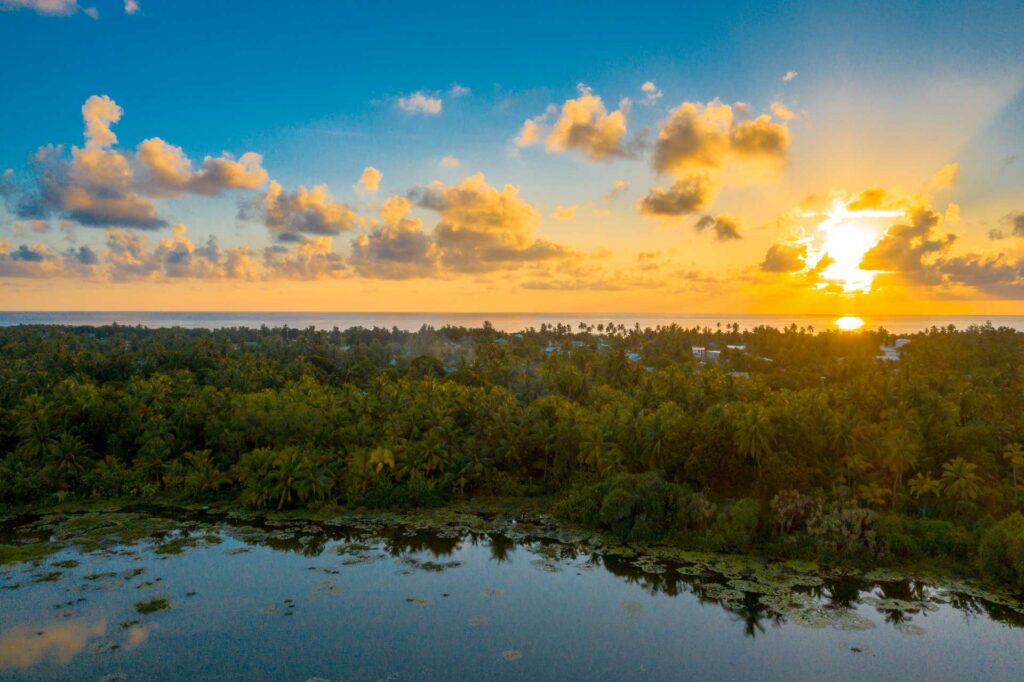 Puesta de sol con un agua limpia de residuos.