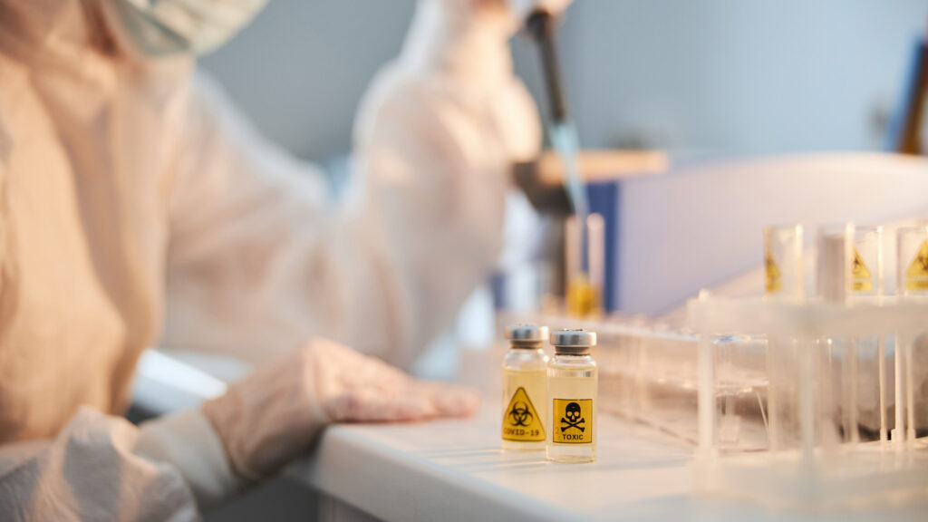 Los residuos generados en laboratorios suelen ser categorizados como químicos y, si entran en contacto con el oxígeno, tienen un alto grado de toxicidad y peligrosidad.