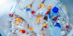 En Reciclamás trabajamos con los residuos en hospitales, clínicas, laboratorios, residencias, centros veterinarios o empresas de estética