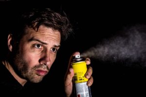 Expulsión de producto del aerosol o spray.