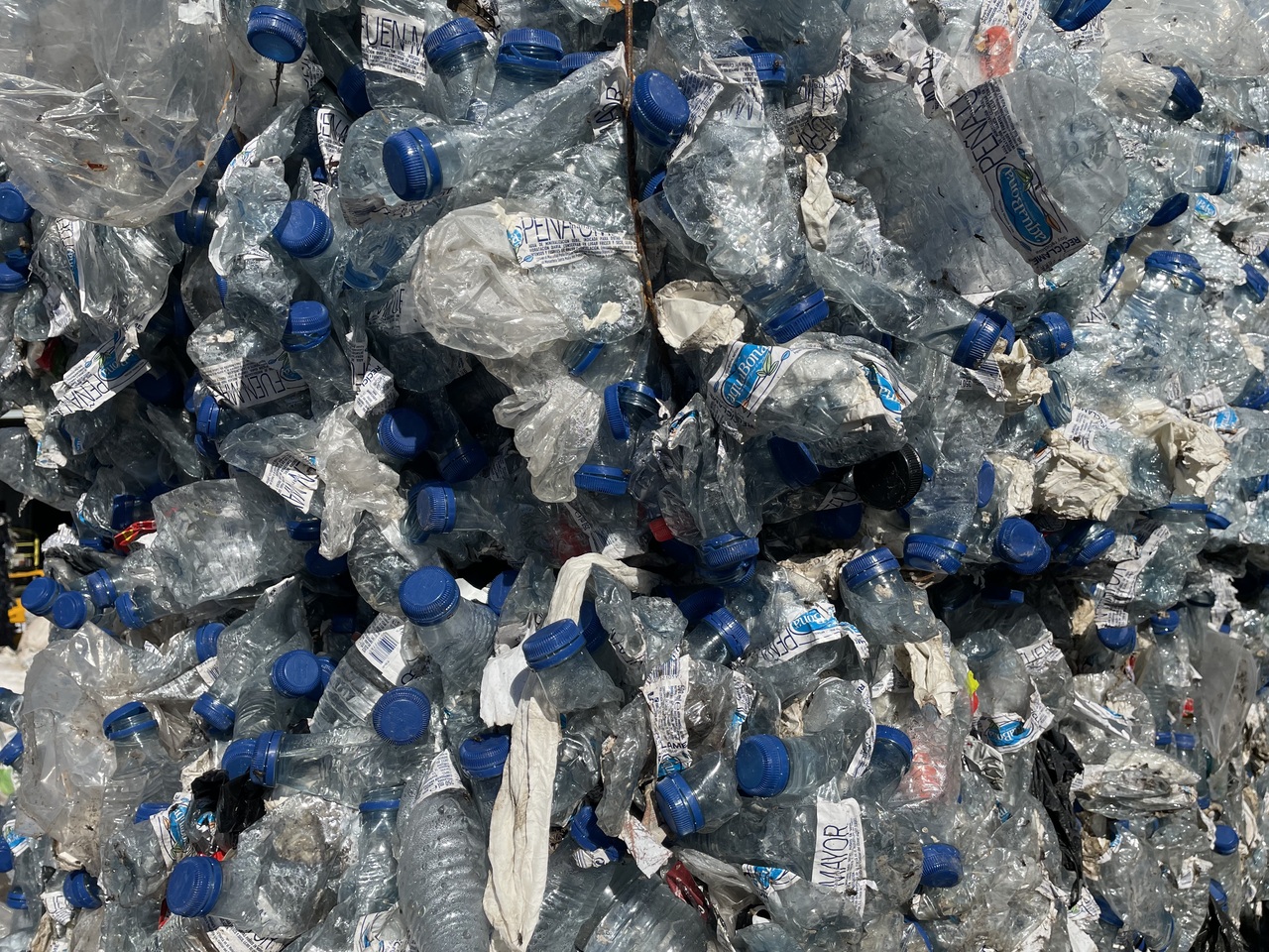 En cuanto a los tipos de residuos, los envases son una de nuestras especialidades en Granada.