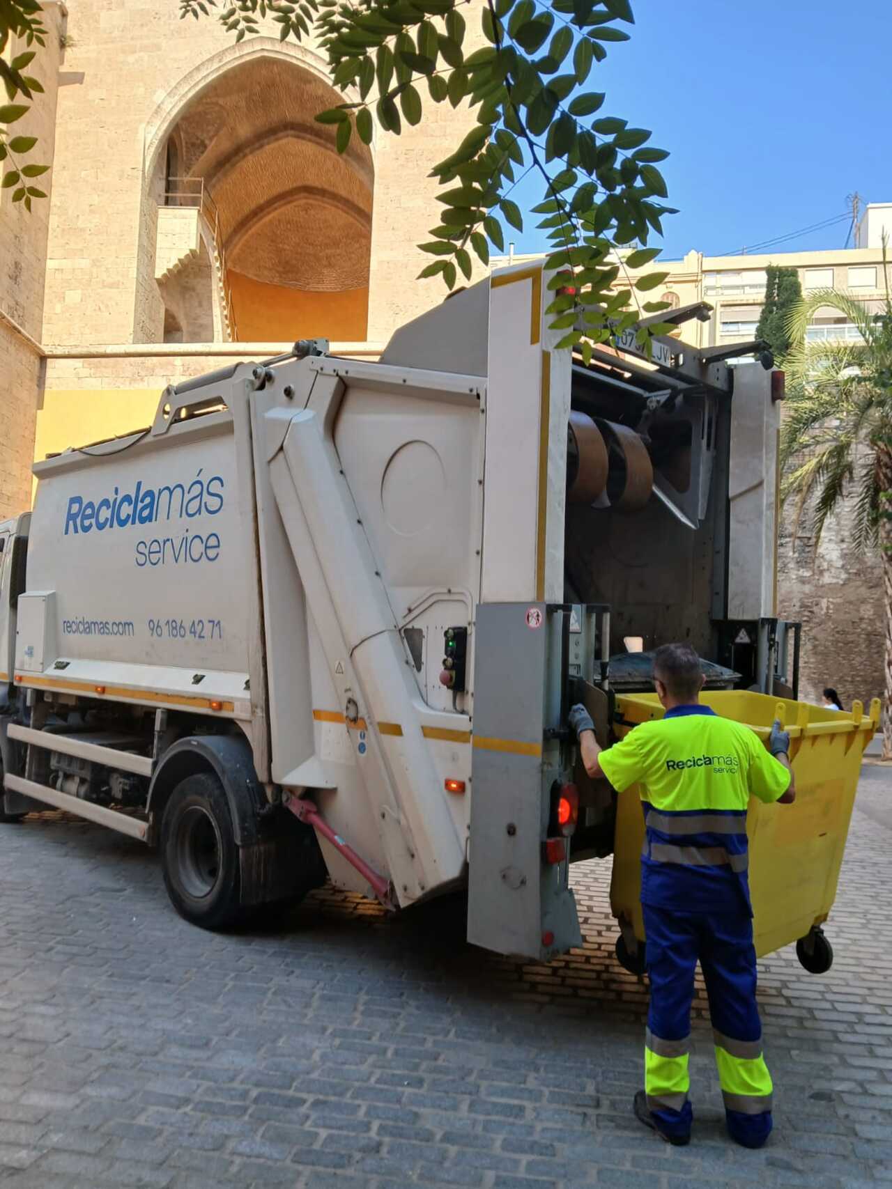 Nuestros vehículos especializados se desplazan hasta las empresas para realizar la recogida de residuos.