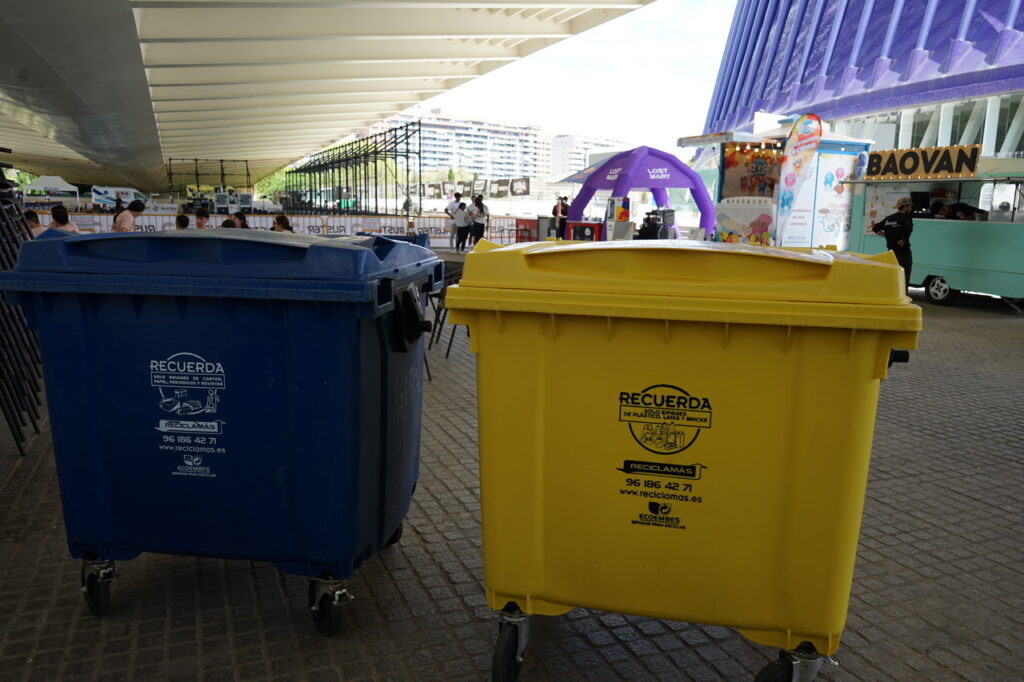 En comercios y tiendas, el volumen de envases que van al contenedor amarillo puede ser mayor.