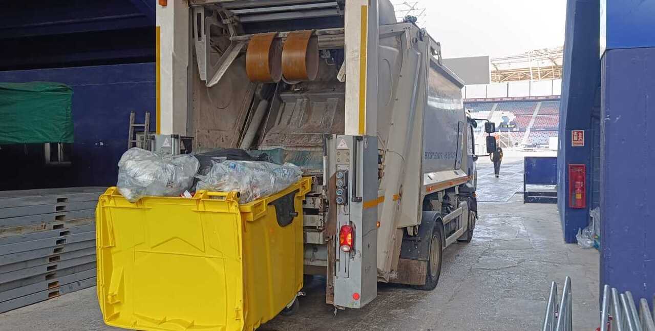 Los vehículos especializados de Reciclamás se desplazan hasta las empresas para realizar la recogida de los contenedores.